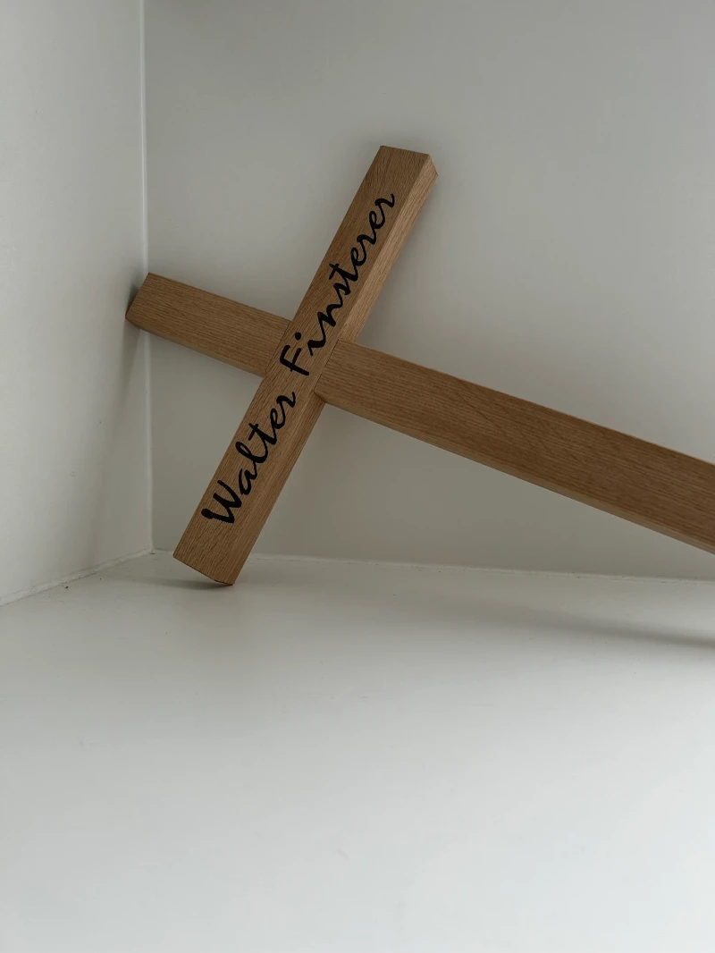 Grabkreuz in Eiche geschliffen