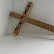 Grabkreuz in Eiche geschliffen