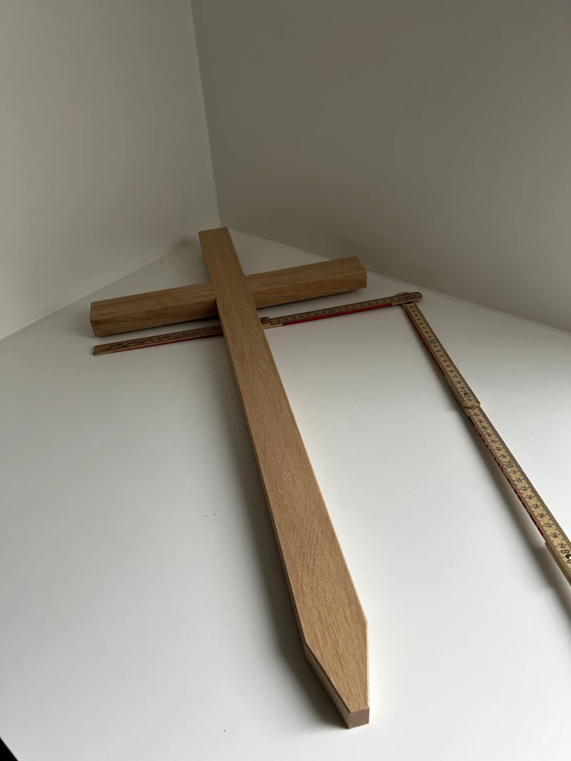 Grabkreuz in Eiche geschliffen