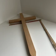 Grabkreuz in Eiche geschliffen