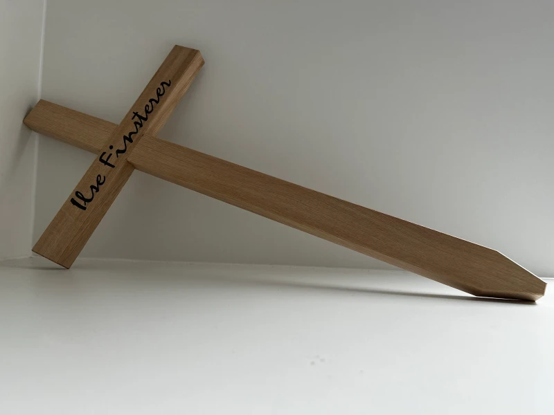 Grabkreuz in Eiche geschliffen