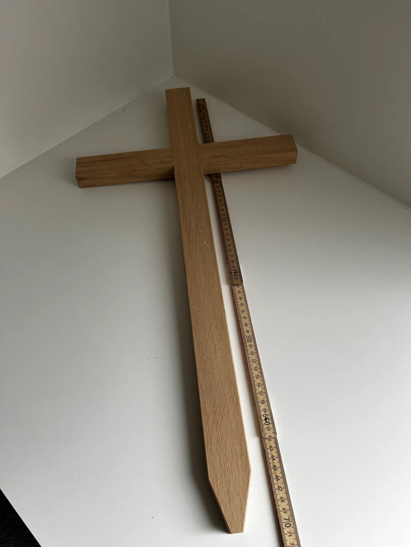 Grabkreuz in Eiche geschliffen