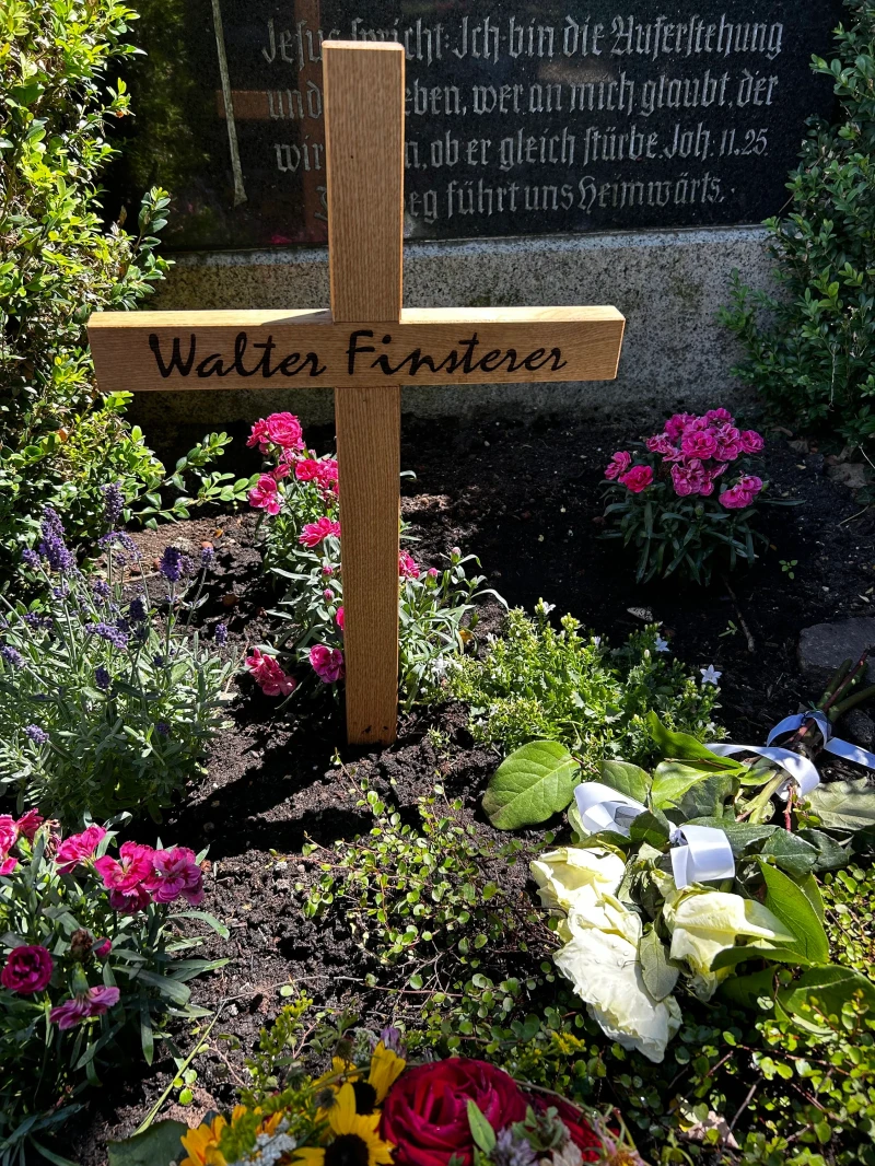 Grabkreuz in Eiche geschliffen