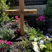 Grabkreuz in Eiche geschliffen