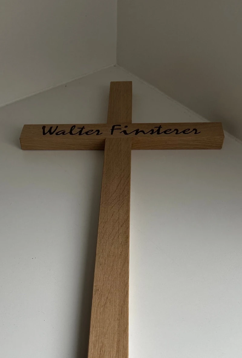 Grabkreuz in Eiche geschliffen