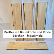 Bretter mit Baumkante und Rinde in Lärchenholz