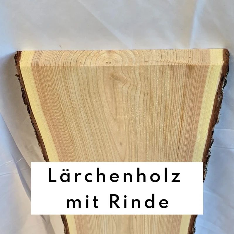 Bretter mit Baumkante und Rinde in Lärchenholz