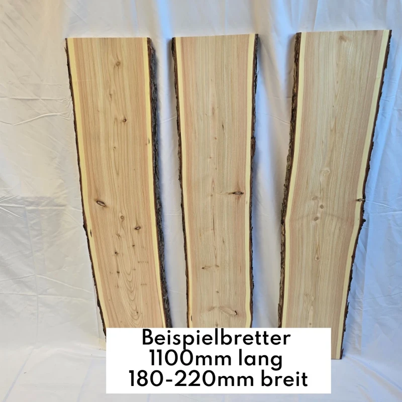 Bretter mit Baumkante und Rinde in Lärchenholz