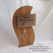 Grabstein aus Holz S-Form
