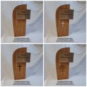 Grabstein aus Holz geschwungen