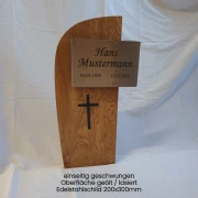Grabstein aus Holz geschwungen