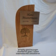 Grabstein aus Holz geschwungen