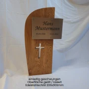 Grabstein aus Holz geschwungen