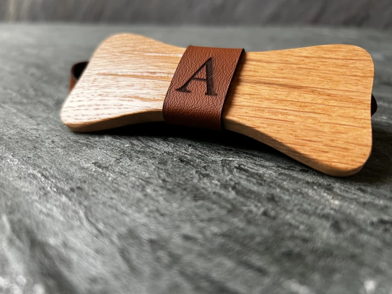 Holzfliege aus Massivholz und Echtleder Individuallisierung