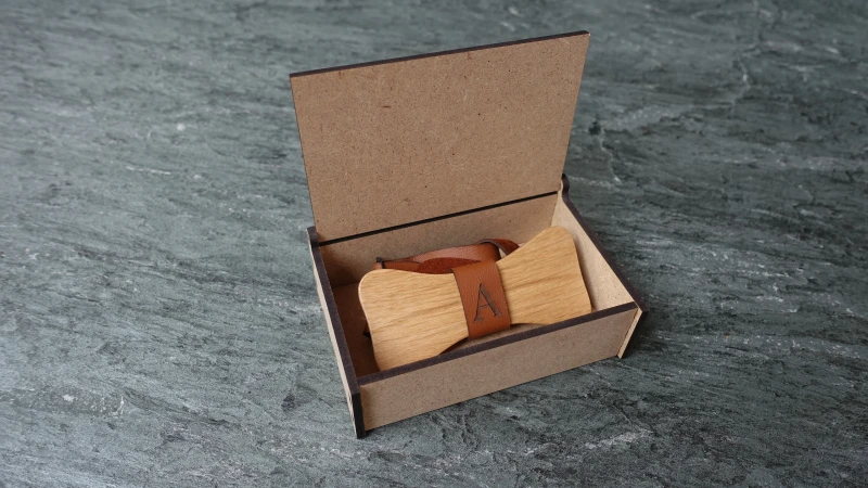 Holzfliege aus Massivholz und Echtleder Individuallisierung