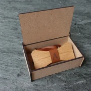 Holzfliege aus Massivholz und Echtleder Individuallisierung