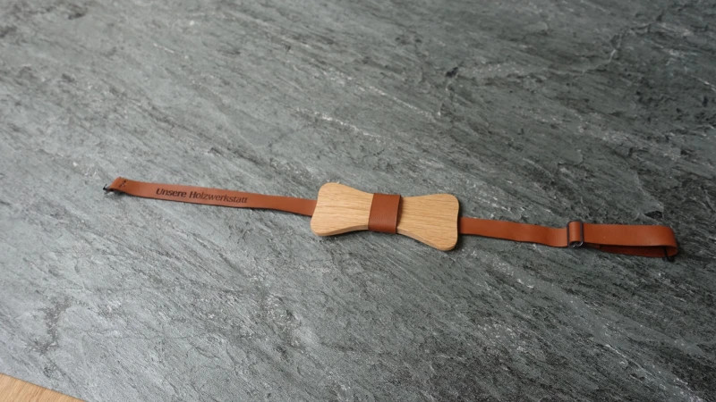 Holzfliege aus Massivholz und Echtleder Individuallisierung
