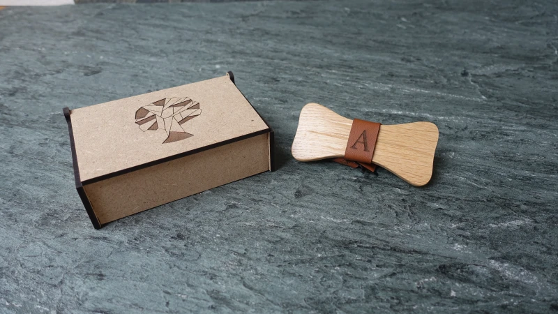 Holzfliege aus Massivholz und Echtleder Individuallisierung