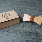 Holzfliege aus Massivholz und Echtleder Individuallisierung