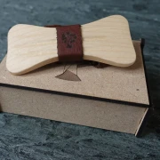 Holzfliege aus Massivholz und Echtleder Individuallisierung