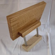 kleiner Grabstein aus Holz