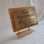 kleiner Grabstein aus Holz