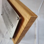 kleiner Grabstein aus Holz
